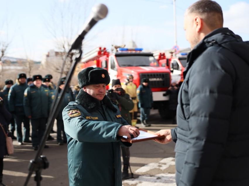 Александр Осипов вручил забайкальским подразделениям МЧС России ключи от 18 новых пожарных машин  