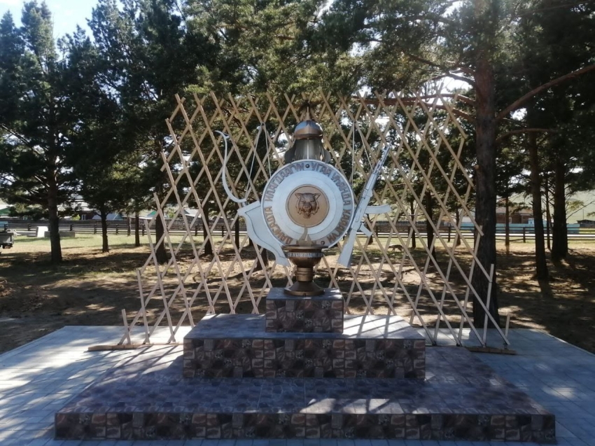 «Врагом не побежденный и род не опозоривший»: в забайкальском селе возвели необычный памятник 