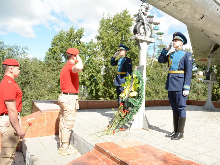 ​В Парке культуры и отдыха Дома офицеров Забайкальского края состоялся митинг у памятника военным лётчикам Забайкалья