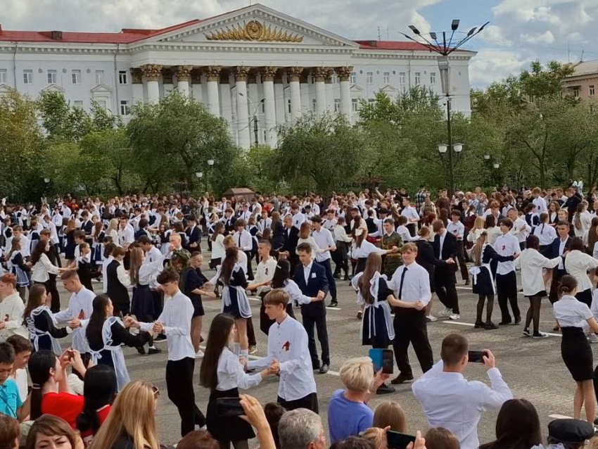 ​Тысяча пар юных забайкальцев станцевали «Вальс Победы» на площади Ленина в Чите 