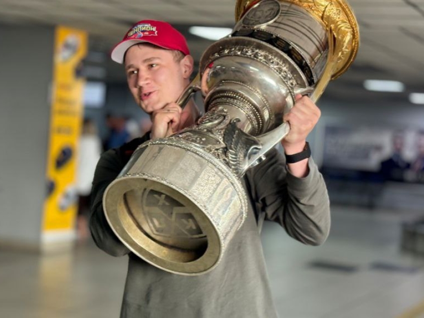 ​«В Чите – с чувством гордости», - забайкальский хоккеист Максим Берёзкин привез Кубок Гагарина в Читу