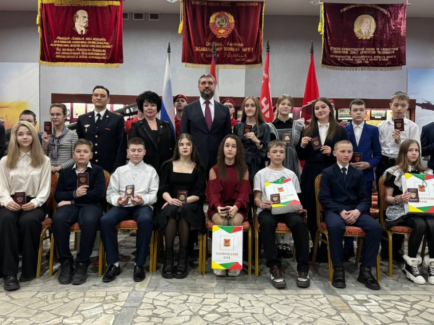 ​В День рождения Забайкальского края паспорта получили 19 школьников