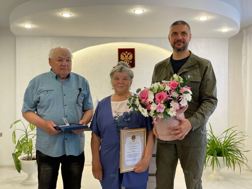 Александр Осипов вручил двум семьям Карымского района медали «За любовь и верность» 