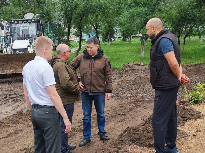 ​Буянто Батомункуев осмотрел ход благоустройства дворов в Краснокаменске
