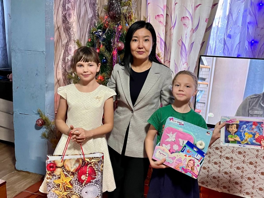 ​Детей участников СВО из Ононского района поздравила с Новым годом министр экономики региона