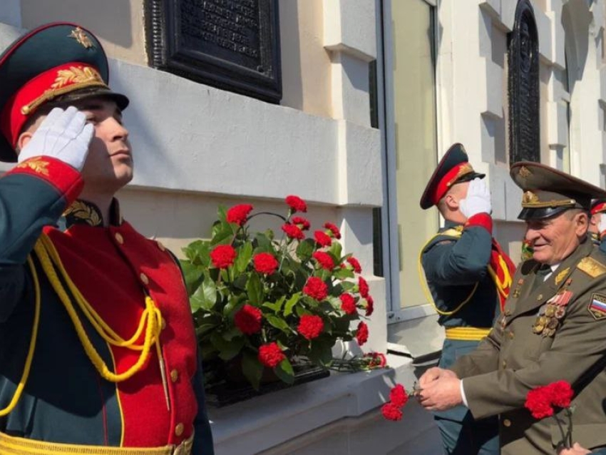 ​Цветы возложили в Чите к мемориальным доскам маршала Георгия Жукова и генерала Петра Белика в честь 90-летия ЗабВО