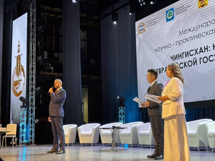 ​Глава Забайкалья Александр Осипов открыл научно-практическую конференцию «Чингисхан. Наследие в евразийской государственности» в Чите