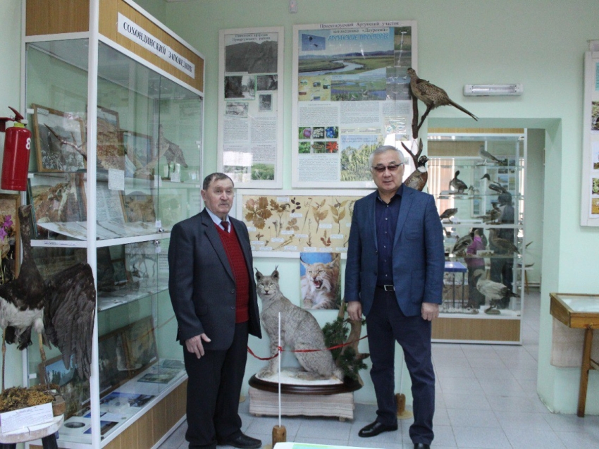 ​Баир Жамсуев вручил фоторепродукции диких животных Дальнего Востока музею природы поселка Агинское