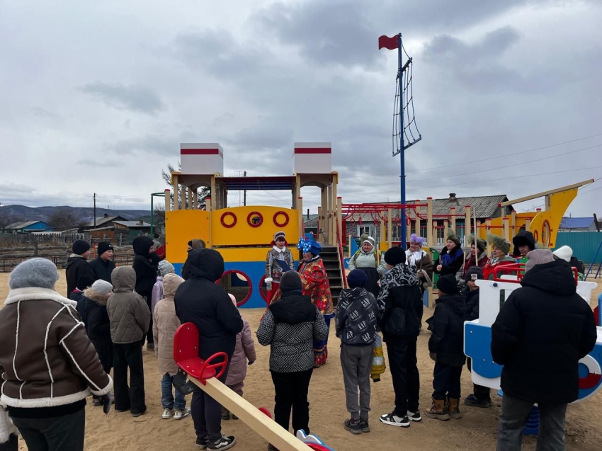 ​Как в сказке: в Новокручининском благоустроили две территории, на одной из них появился детский игровой комплекс в виде корабля