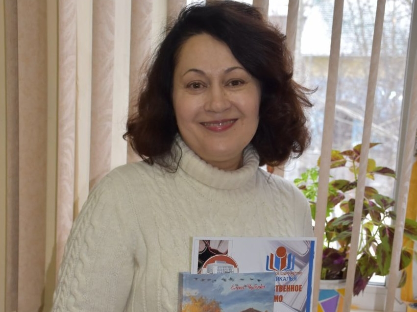 Первый цифровой читательский билет вручили постоянной читательнице библиотеки имени Пушкина в Чите