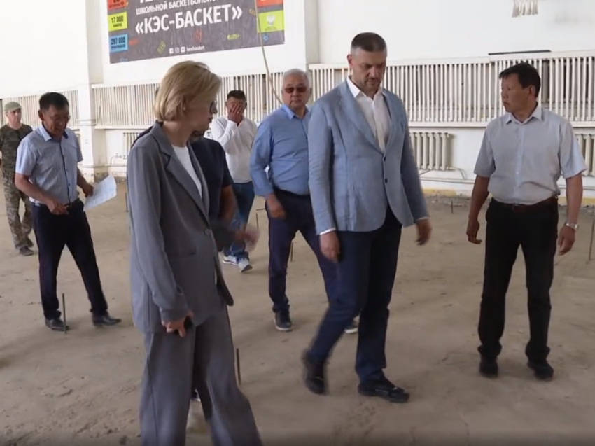 ​Ремонт школьного спортзала и стадиона в Дульдурге проверил губернатор Забайкалья Александр Осипов