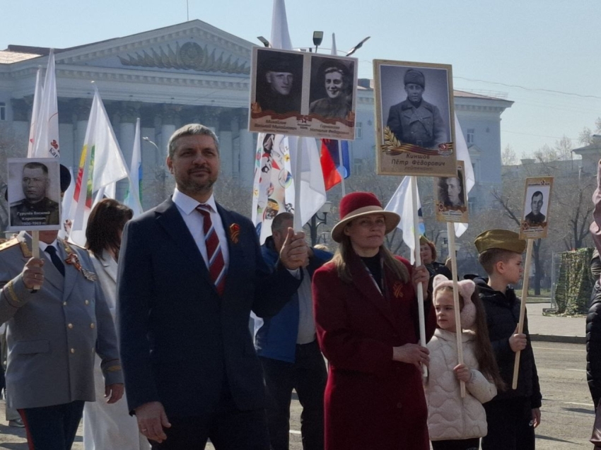 Вместе с тысячами забайкальцев портреты родных по главной улице Читы пронес глава региона Александр Осипов