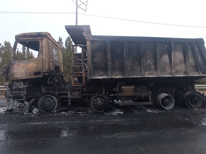 Огнеборцы «Забайкалпожспаса» из Новопавловки потушили горящий грузовик на федеральной трассе «Байкал»