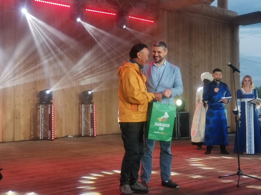 ​Губернатор Забайкалья наградил Даши Намдакова знаком отличия на торжественном открытии ленд-арт парка «Тужи»