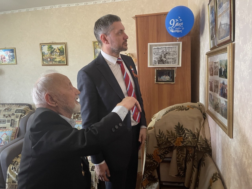 Губернатор Александр Осипов поздравил участника Великой Отечественной войны с Днём Победы