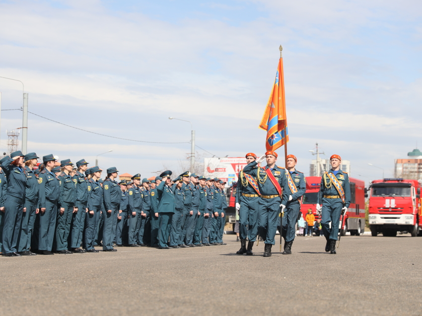 ​Пожарной охране России 375 лет: Двое сотрудников МЧС Забайкалья получили почетные грамоты Президента страны