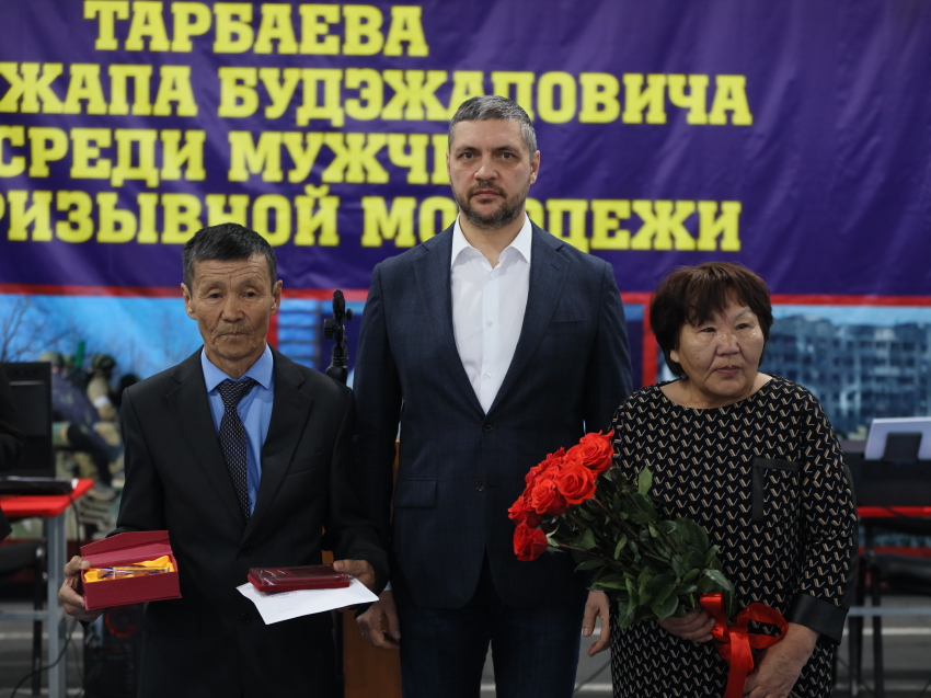 ​Александр Осипов вручил Орден Мужества родителям погибшего на спецоперации бойца