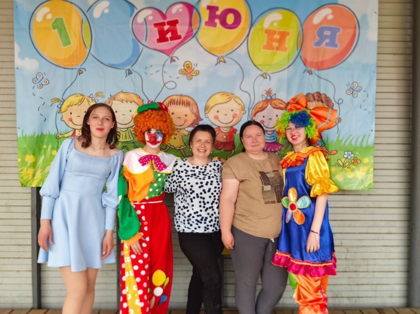   Аква-грим, конкурсы и танцы с клоунами - первый день лета дети Забайкалья встретили празднично