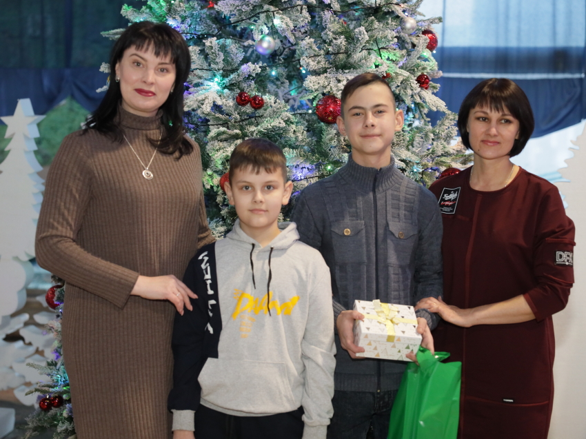 Ёлка желаний: Инна Щеглова подарила юному забайкальцу 30 билетов с открытой датой в кино