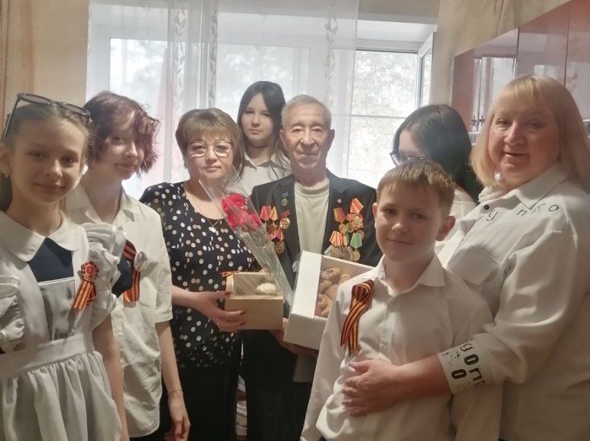 ​Специалисты центра соцобслуживания «Милосердие» и школьники посетили ветеранов Великой Отечественной войны