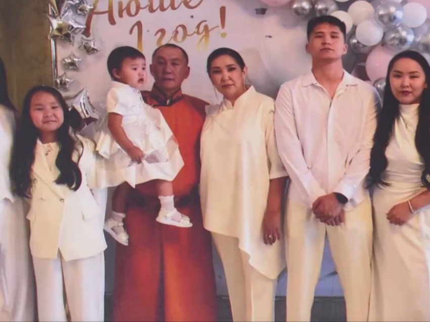 ​Современные родители бурятской семьи Забайкалья учат детей хранить традиции предков