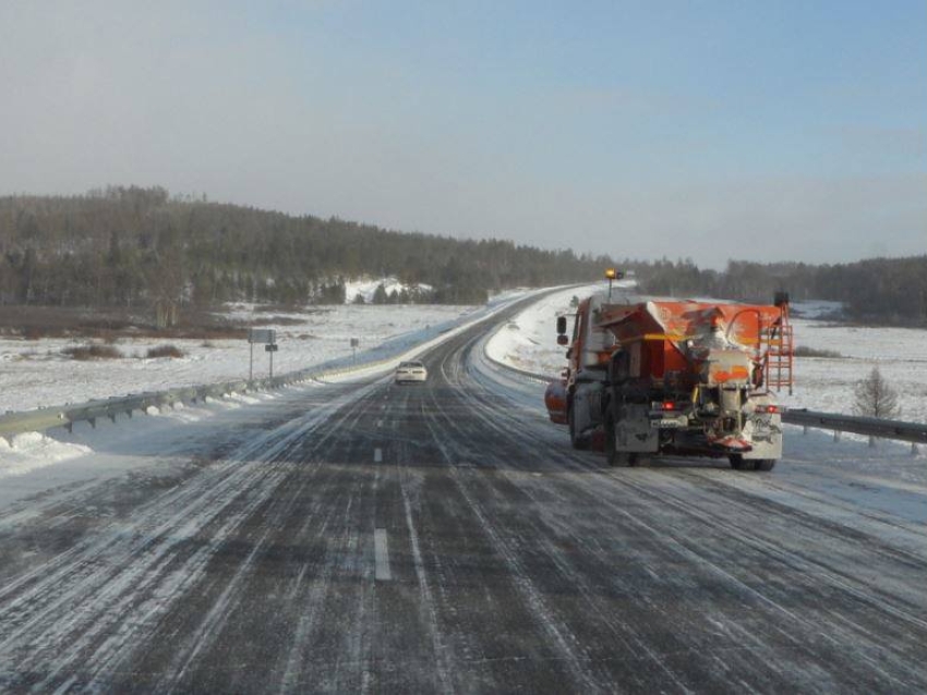 Дорожные службы обеспечивают безопасный проезд в районах, где выпал снег