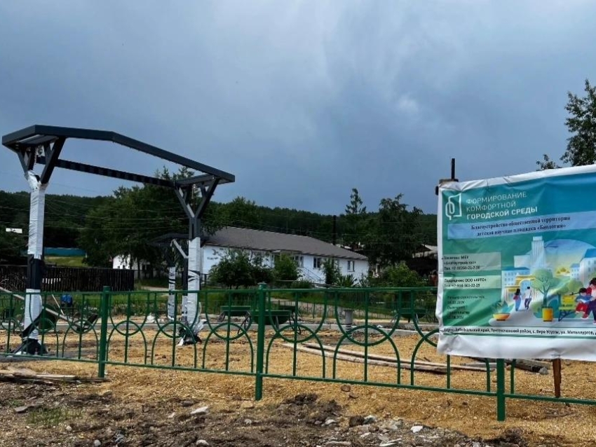 ​В селе Верх-Усугли Забайкалья появится новая детская площадка «Биология», работы уже завершают 