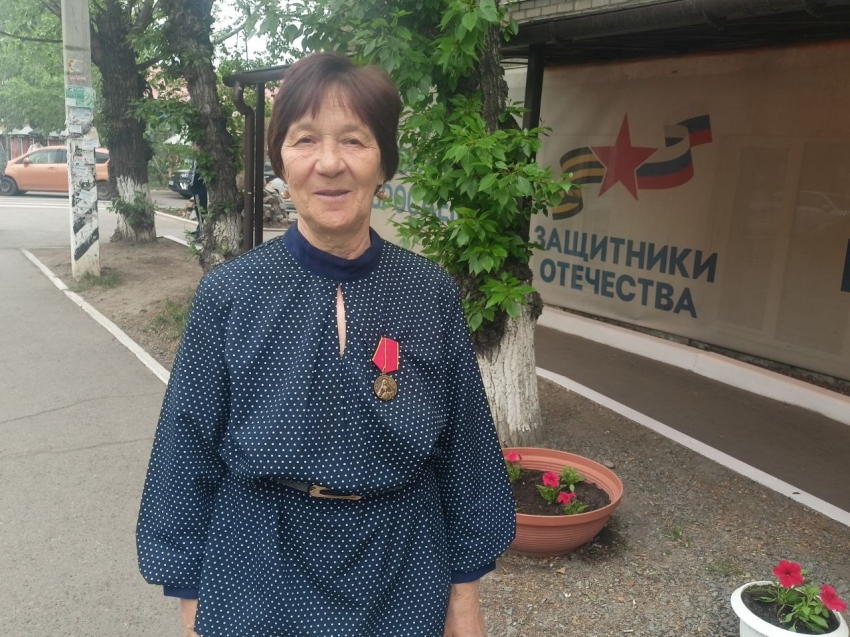 ​Забайкалке, матери двух сыновей – участников СВО, вручили медаль «Мать Защитника Отечества»