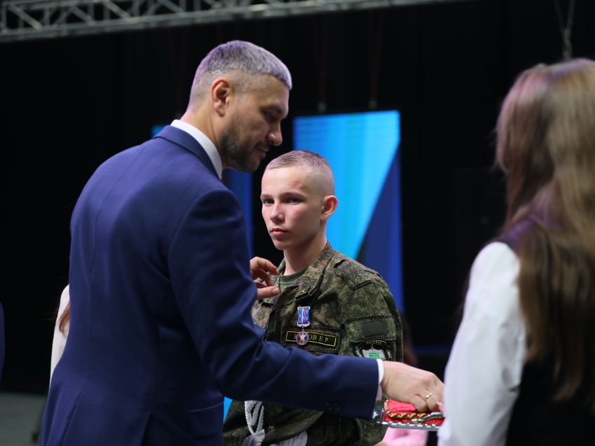 ​Медали «За проявленное мужество» получили трое детей на «Прямом разговоре» с губернатором Забайкалья 