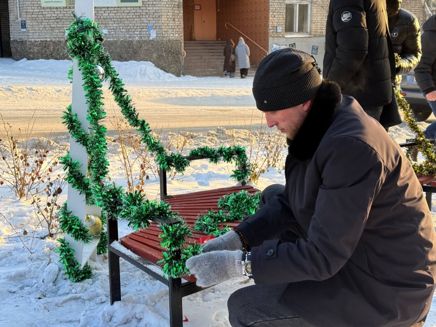 ​Чита преображается к Новому году: Ветеран СВО и студенты украсили клумбу на улице Журавлёва