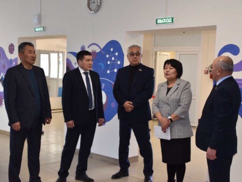 Сенатор РФ Баир Жамсуев посетил учреждения образования Агинского района