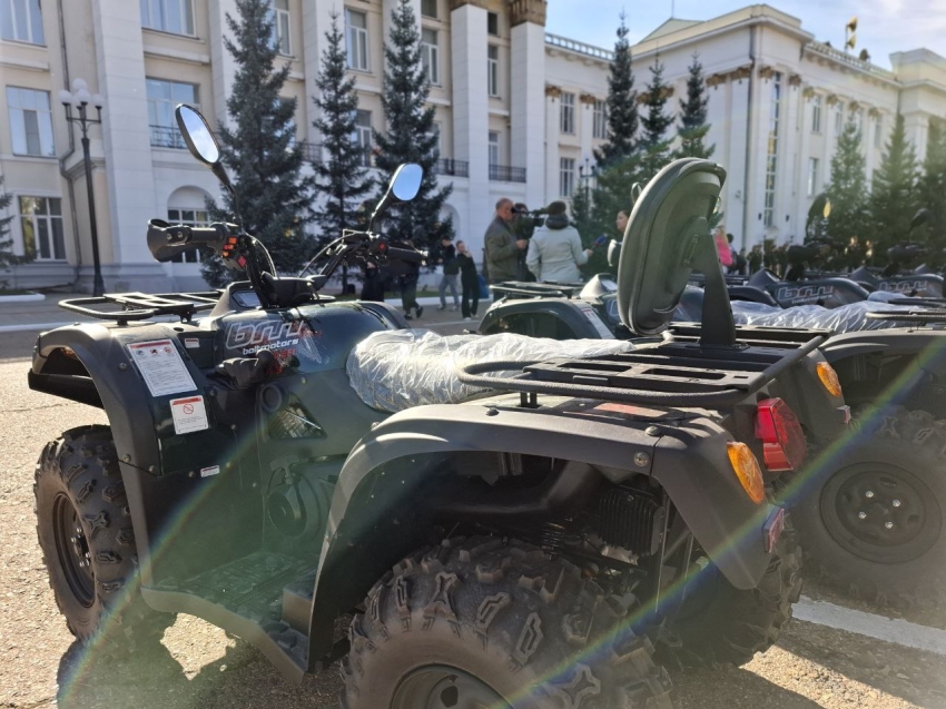 ​Крупная партия вездеходной техники и лодок отправилась бойцам на СВО от бизнеса и правительства Забайкалья 