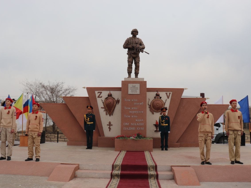 ​Мемориал бойцам СВО открыли в преддверии Дня Победы в посёлке Могойтуй