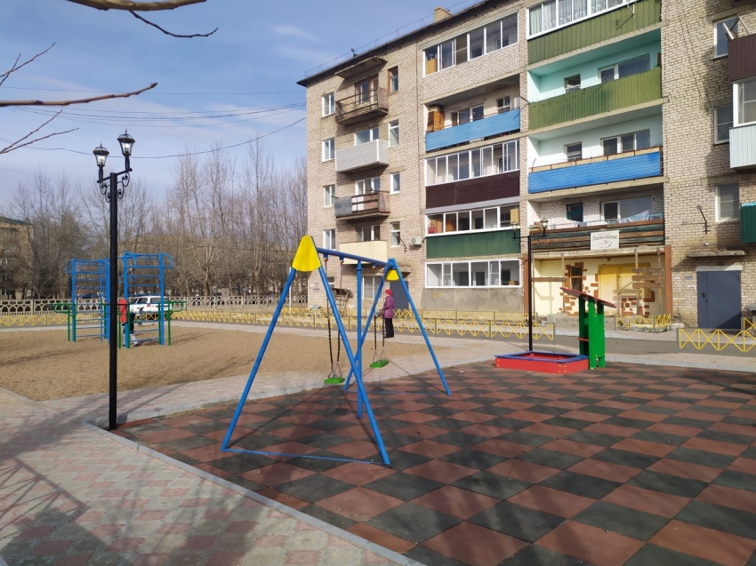 Игровую площадку с искусственным покрытием оборудовали в Приаргунске по программе «Забайкальский дворик»