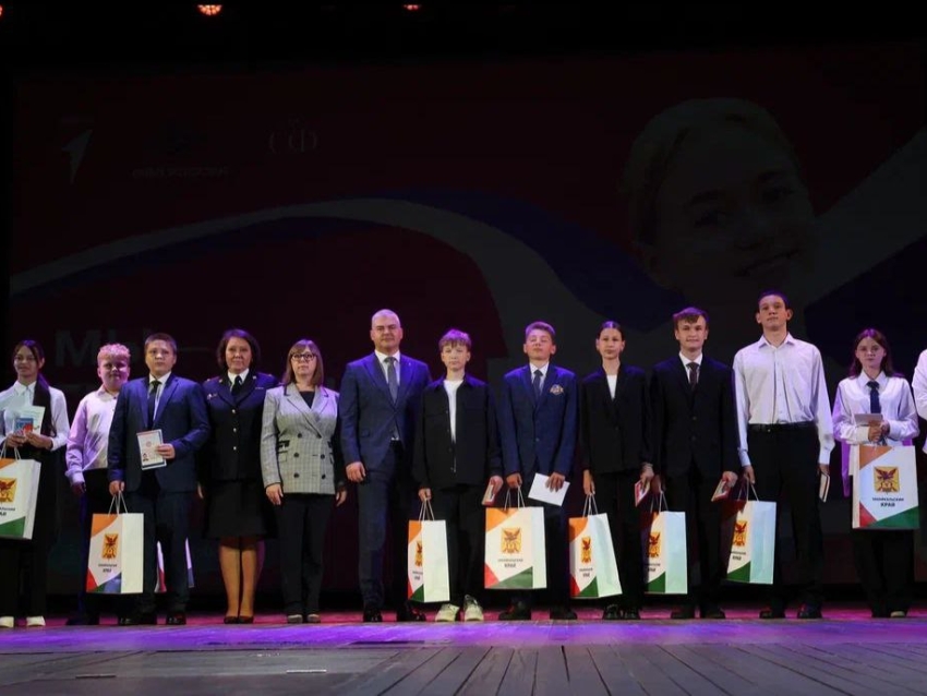 ​В честь Дня Государственного флага России в Чите вручили российские паспорта