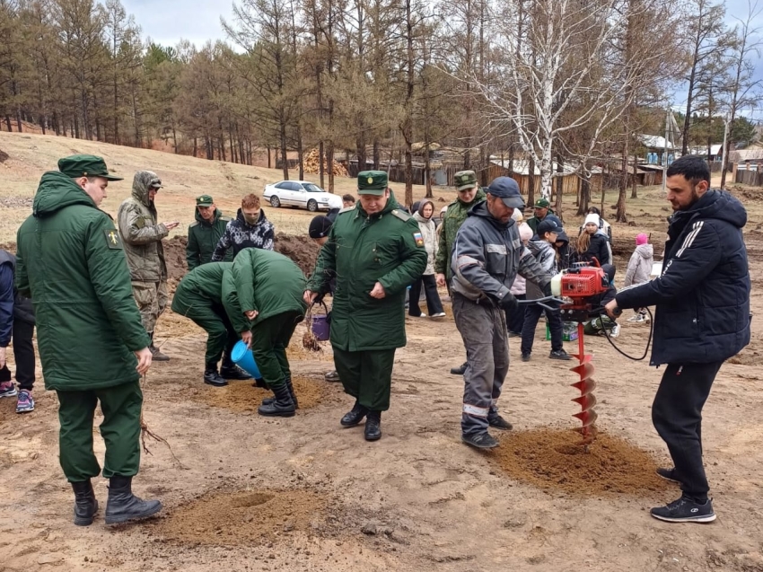 ​Жители Дарасуна не только голосом, но и делами помогают благоустроить сквер «Зеленый луг»