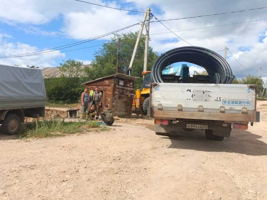 ​Работы по реконструкции системы холодного водоснабжения идут на территории города Петровска-Забайкальского