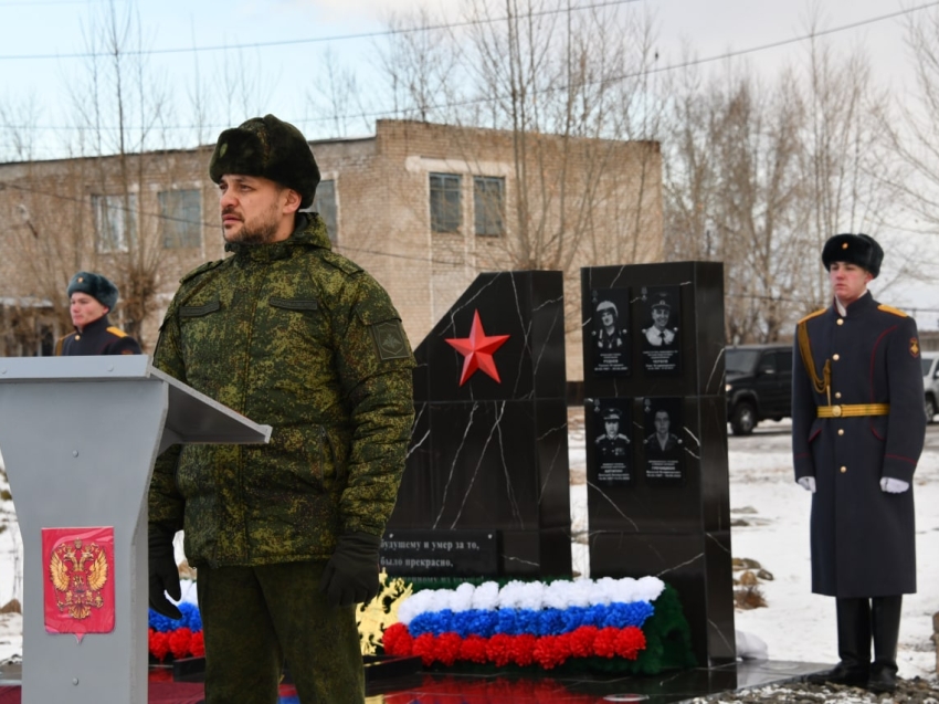 ​Александр Осипов возложил цветы к мемориалу, открытому в честь погибших воинов авиационной части в посёлке Домна
