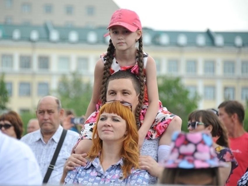 Владимир Путин поручил к 1 июля подготовить целостную систему мер для семей с детьми 