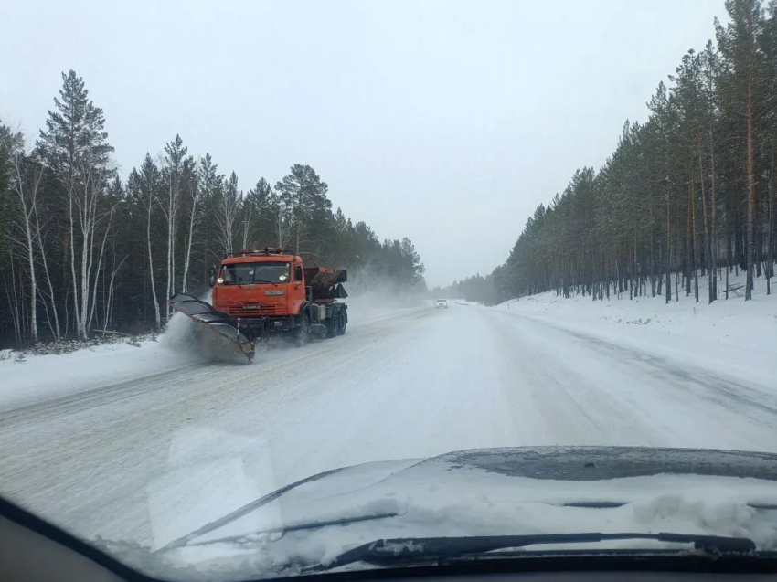 ​В 12 округах Забайкалья дорожные службы ведут очистку трасс от снега