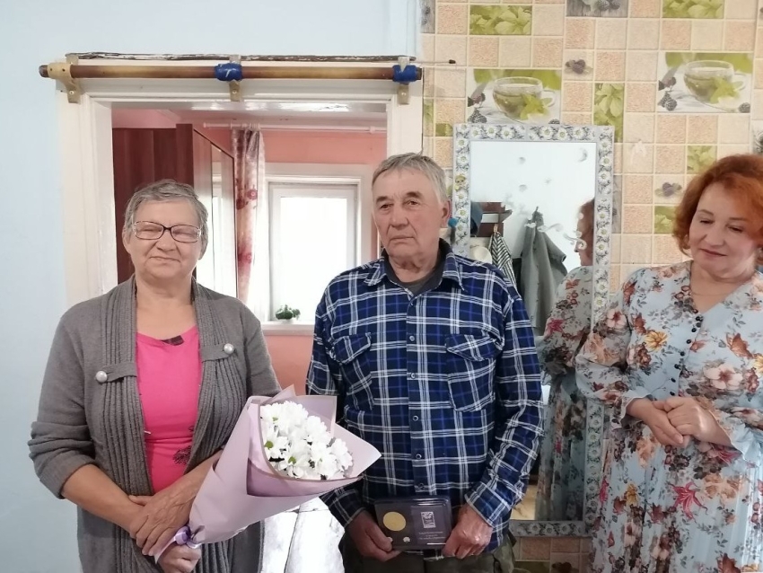 Любовь, проверенная временем: супругов Тунгокочена наградили медалью за верность