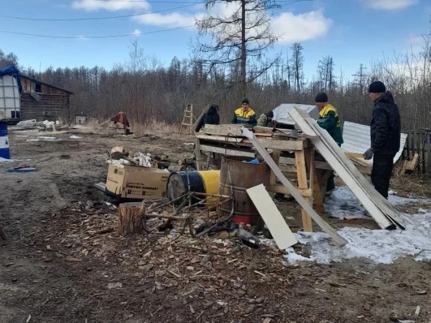 Сотрудники Чарского авиаотделения навели чистоту в рамках субботника