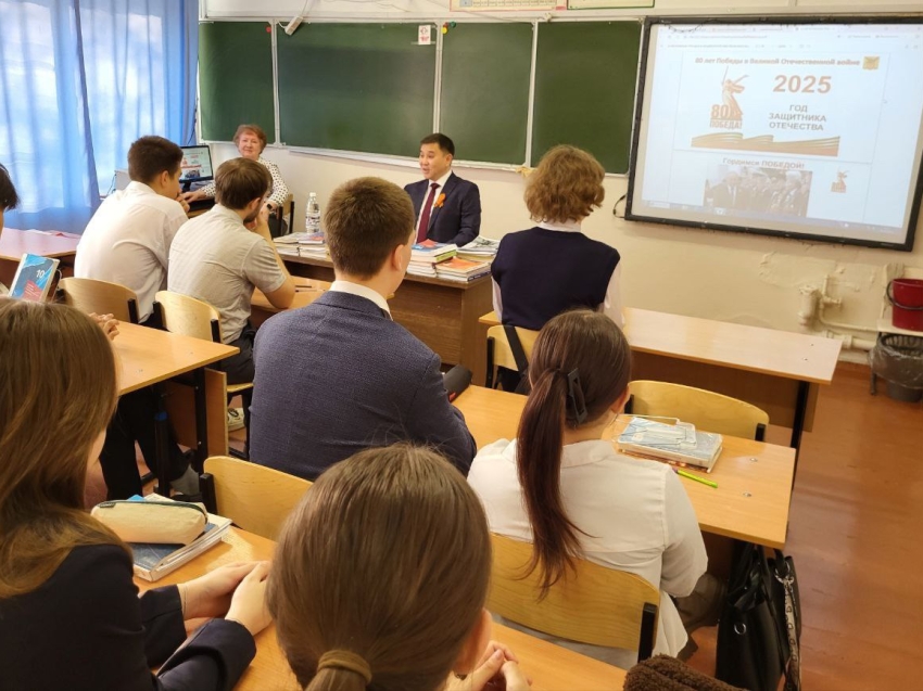 ​Героев прошлых лет и современников вспоминали школьники вместе с представителями исполнительной и законодательной власти Забайкалья 