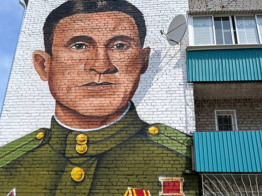​#ЗабВО90: Мурал с изображением забайкальца Героя Советского Союза Петра Богданова открыт в Дровяной