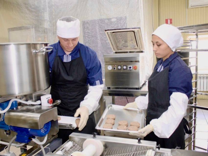 Предприниматель из поселка Новоорловский благодаря господдержке закупит продукты для полуфабрикатов