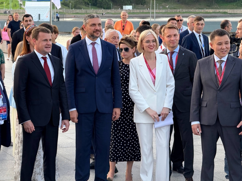 ВЭФ-2025: Алексей Чекунков отметил мультиязычность павильона Забайкалья на улице Дальнего востока