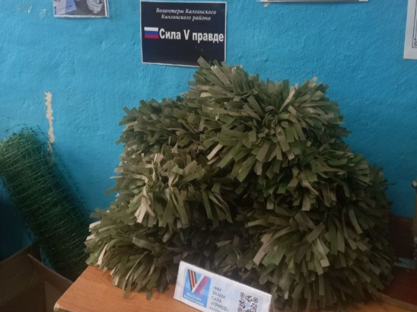 ​#ВместеСильнее: Незрячая забайкалка из Калганского округа сплела 232 нашлемника для бойцов СВО