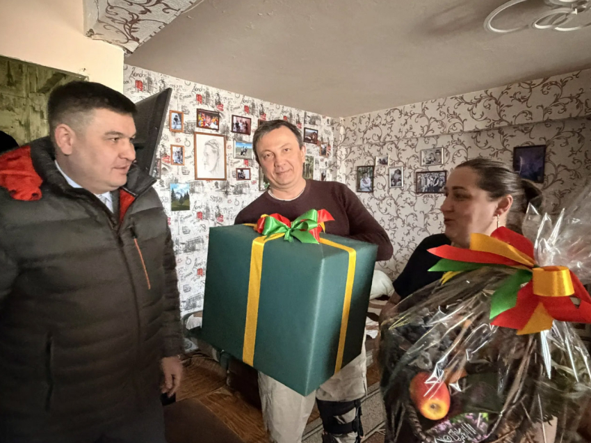 Представители Администрации Губернатора Забайкальского края поздравили с 23 февраля семьи участников СВО