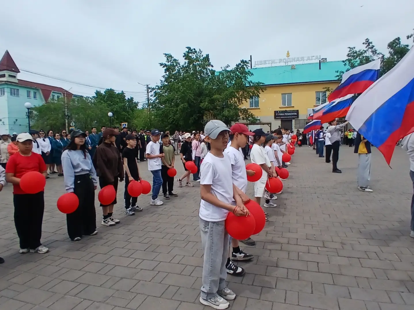 ​Родина моя – великая Россия. На центральной площади поселка Агинское прошла праздничная программа, посвященная главному государственному празднику — Дню России