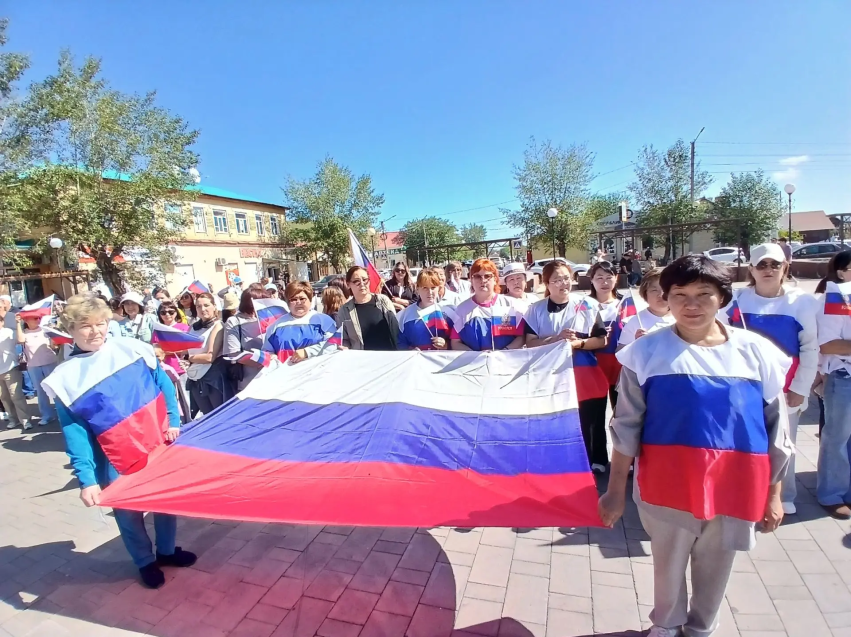 В Агинском отметили День Государственного флага автопробегом и награждением героев